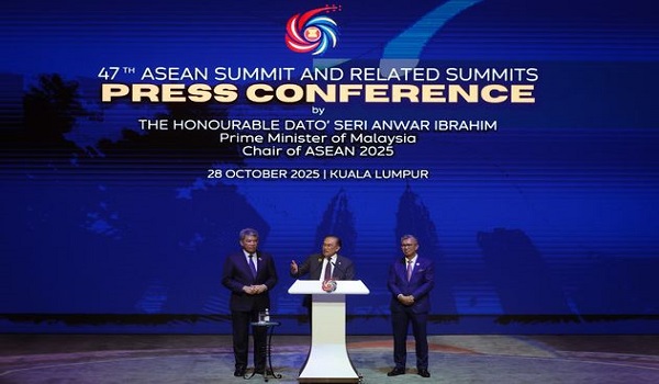 Perdana Menteri Datuk Seri Anwar Ibrahim (tengah) pada sidang media penutup bersempena Sidang Kemuncak ASEAN Ke-47 di ibu negara/BERNAMA